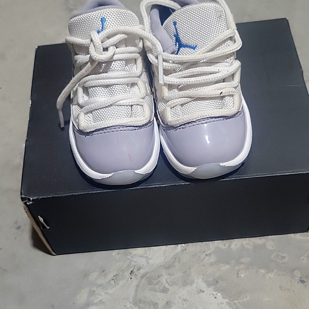 Jordan 11 Retro low. 6C